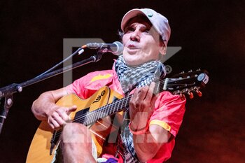 Manu Chao - El Chapulin Solo - CONCERTS - SINGER AND ARTIST