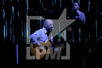 2022-11-14 - Giuliano Sangiorgi of Negramaro band during the concert ‘Unplugged Tour’ at Auditorium Parco della Musica on november 14, 2022 in Rome, Italy - NEGRAMARO - UNPLUGGED TOUR - CONCERTS - ITALIAN MUSIC BAND