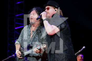 2022-07-25 - Steve Lukather and Joseph Williams - TOTO -DOGZ OF OZ TOUR - CONCERTS - MUSIC BAND
