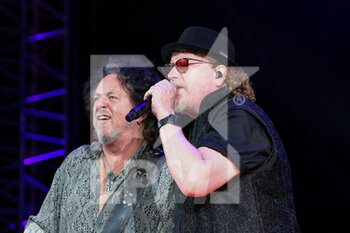 2022-07-25 - Steve Lukather and Joseph Williams - TOTO -DOGZ OF OZ TOUR - CONCERTS - MUSIC BAND