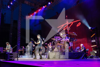 2022-07-25 - Toto band on Arena stage. - TOTO -DOGZ OF OZ TOUR - CONCERTS - MUSIC BAND