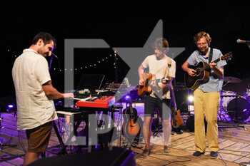 21/07/2022 - Kings of Convenience - Erlend Oye and Eirik Glambeck BoE with the band during their show at Anfiteatro del Venda - KINGS OF CONVENIENCE - CONCERTI - BAND STRANIERE