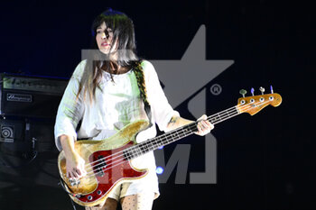 2022-06-27 - Paz Lenchantin of Pixies during the concert at Roma Summer Fest 2022, 27th june 2022, Auditorium Parco della Musica, Rome, Italy - PIXIES LIVE IN ROME - CONCERTS - MUSIC BAND