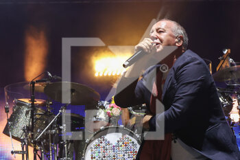2022-07-15 - Jim  Kerr vocal during the concert - SIMPLE MINDS - 40 YEARS OF HITS - CONCERTS - MUSIC BAND