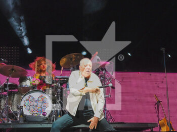 2022-07-18 - Jim Kerr e Cherisse Osei - SIMPLE MINDS - 40 YEARS OF HITS TOUR - CONCERTS - MUSIC BAND