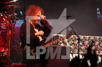 31/10/2022 - British band The Cure with the front man Robert Smith during their performance at Unipol Arena in Casalecchio (Bologna), Italy, October 31, 2022 - THE CURE IN CONCERT - CONCERTI - BAND STRANIERE