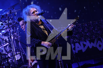 31/10/2022 - British band The Cure with the front man Robert Smith during their performance at Unipol Arena in Casalecchio (Bologna), Italy, October 31, 2022 - THE CURE IN CONCERT - CONCERTI - BAND STRANIERE