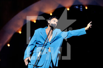 2022-06-19 - Marco Mengoni singing on the stage-milan san siro - MARCO MENGONI - CONCERTS - ITALIAN SINGER AND ARTIST