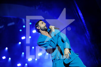 2022-06-19 - Marco Mengoni singing on the stage-milan san siro - MARCO MENGONI - CONCERTS - ITALIAN SINGER AND ARTIST