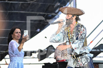 2022-07-09 - Jovanotti performing on stage and his wife Francesca Valiani makes a video with her mobile phone - JOVANOTTI - JOVA BEACH PARTY 2022 - CONCERTS - ITALIAN SINGER AND ARTIST