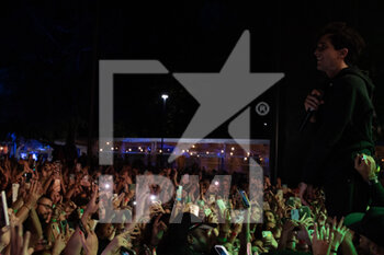 2022-09-03 - Tananai with the crowd - TANANAI @ BERGAMO NXT STATION - CONCERTS - ITALIAN SINGER AND ARTIST