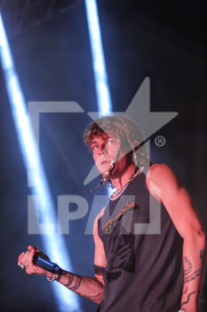 2022-07-22 - Irama performs on stage in Piazza San Tommaso - Ortona (CH) - IRAMA - CONCERTS - ITALIAN SINGER AND ARTIST