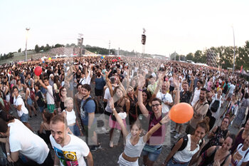 2022-07-02 - The audience attending the Italian singer Cesare Cremonini concert at Imola racetrack park. July 2, 2022, Imola (Bologna), Italy - CESARE CREMONINI SUMMER TOUR 2022 - CONCERTS - ITALIAN SINGER AND ARTIST