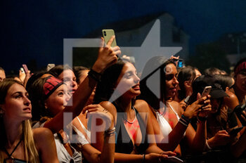 2022-07-18 - fans watching the band in concert - RKOMI - INSUPERABILE SUMMER TOUR 2022 - CONCERTS - ITALIAN SINGER AND ARTIST