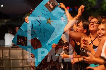 2022-07-18 - fans show the banner of Rkomi - RKOMI - INSUPERABILE SUMMER TOUR 2022 - CONCERTS - ITALIAN SINGER AND ARTIST