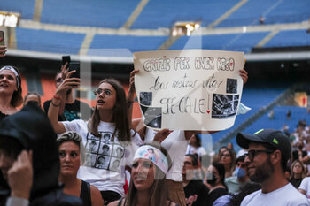 2022-07-13 - Alessandra Amoroso fans during Tutto Accade 2022 at  San Siro Stadium on July 13, 2022 in Milan, Italy - ALESSANDRA AMOROSO TUTTO ACCADE 2022 - MILAN ITALY - 2022-07-13 - CONCERTS - ITALIAN SINGER AND ARTIST