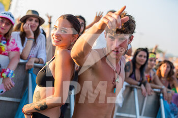 2022-07-23 - fans during the java beach party - JOVA BEACH PARTY - CONCERTS - ITALIAN SINGER AND ARTIST