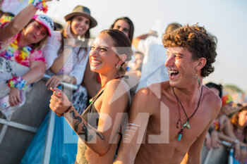 2022-07-23 - fans during the java beach party - JOVA BEACH PARTY - CONCERTS - ITALIAN SINGER AND ARTIST