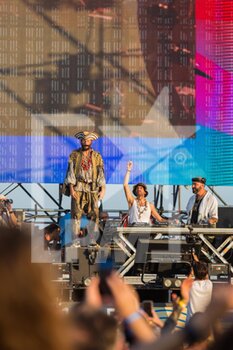 2022-07-23 - Jovanotti singing with Ackeejuice Rockers on stage to java beach party - JOVA BEACH PARTY - CONCERTS - ITALIAN SINGER AND ARTIST