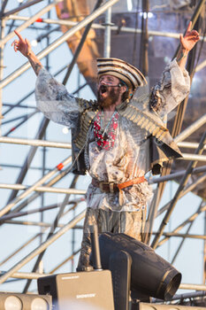 2022-07-23 - Jovanotti singing on stage to java beach party - JOVA BEACH PARTY - CONCERTS - ITALIAN SINGER AND ARTIST