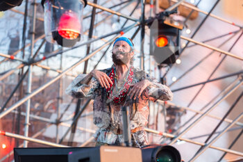 2022-07-23 - Jovanotti singing on stage to java beach party - JOVA BEACH PARTY - CONCERTS - ITALIAN SINGER AND ARTIST