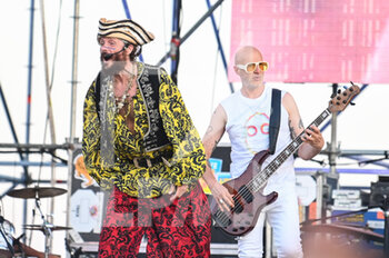 2022-08-05 - Jovanotti and Saturnino performing on stage - JOVA BEACH PARTY 2022 - CONCERTS - ITALIAN SINGER AND ARTIST