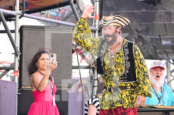 2022-08-05 - Jovanotti performing on stage and his wife Francesca Valiani makes a video with her mobile - JOVA BEACH PARTY 2022 - CONCERTS - ITALIAN SINGER AND ARTIST