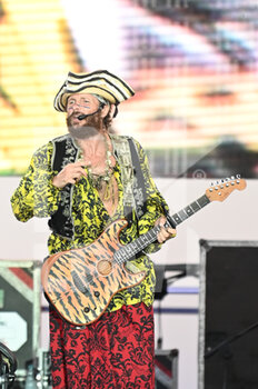 2022-08-05 - Jovanotti performing on stage - JOVA BEACH PARTY 2022 - CONCERTS - ITALIAN SINGER AND ARTIST