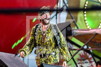 2022-08-05 - Jovanotti performing on stage - JOVA BEACH PARTY 2022 - CONCERTS - ITALIAN SINGER AND ARTIST