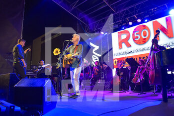 2022-07-20 - Ron (Rosalino Cellamare) during the concert of “Non abbiam bisogno di parole” tour at Maximo mall on July 20,2022 in Rome, Italy - RON “NON ABBIAM BISOGNO DI PAROLE” TOUR - CONCERTS - ITALIAN SINGER AND ARTIST