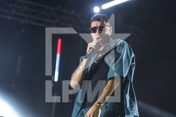 2022-08-07 - Italian rapper Marracash (Fabio Bartolo Rizzo) in concert on the stage for the Zoo Music Fest in Pescara. - MARRACASH - SUMMER TOUR - CONCERTS - ITALIAN SINGER AND ARTIST