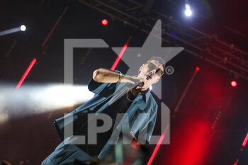 2022-08-07 - Italian rapper Marracash (Fabio Bartolo Rizzo) in concert on the stage for the Zoo Music Fest in Pescara. - MARRACASH - SUMMER TOUR - CONCERTS - ITALIAN SINGER AND ARTIST