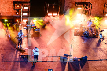 2022-09-02 - Francesco Gabbani and his band performing on stage - FRANCESCO GABBANI - CONCERTS - ITALIAN SINGER AND ARTIST