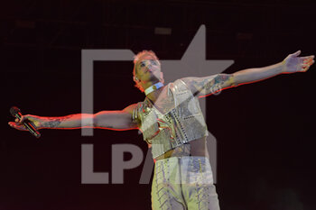 2022-08-20 - Achille Lauro in concert of Achille Lauro Superstar – Electric Orchestra tour at the Civitavecchia Summer Festival show on August 20, 2022 in Civitavecchia (RM), Italy - ACHILLE LAURO CIVITAVECCHIA SUMMER FESTIVAL - CONCERTS - ITALIAN SINGER AND ARTIST