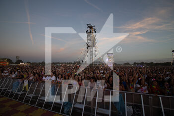 2022-09-10 - The crowd in Bresso for Jova Beach Party - JOVA BEACH PARTY  - CONCERTS - ITALIAN SINGER AND ARTIST