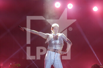 2022-09-07 - Achille Lauro performs on stage at Piazza Salotto in Pescara. - ACHILLE LAURO SUPERSTAR ELECTRIC ORCHESTRA - CONCERTS - ITALIAN SINGER AND ARTIST