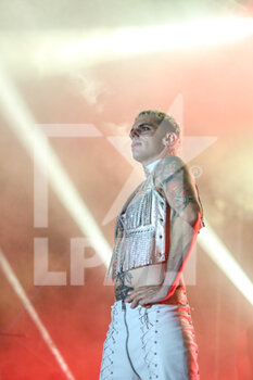 2022-09-07 - Achille Lauro performs on stage at Piazza Salotto in Pescara. - ACHILLE LAURO SUPERSTAR ELECTRIC ORCHESTRA - CONCERTS - ITALIAN SINGER AND ARTIST