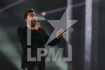 2022-11-14 - Cesare Cremonini performs live on stage during Indoor Tour 2022 at  Mediolanum Forum on November 14, 2022 in Assago, Italy - CESARE CREMONINI - INDOOR TOUR 2022 - CONCERTS - ITALIAN SINGER AND ARTIST