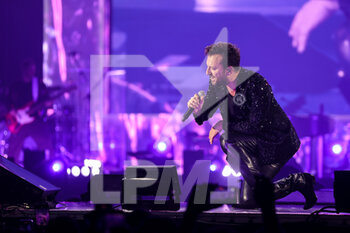 2022-11-14 - Cesare Cremonini performs live on stage during Indoor Tour 2022 at  Mediolanum Forum on November 14, 2022 in Assago, Italy - CESARE CREMONINI - INDOOR TOUR 2022 - CONCERTS - ITALIAN SINGER AND ARTIST