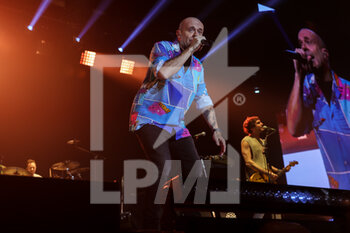 2022-11-30 - Max Pezzali performs live on stage during Max30 Nei Palasport 2022 at  Mediolanum Forum on November 30, 2022 in Assago, Italy - MAX PEZZALI - MAX30 NEI PALASPORT - CONCERTS - ITALIAN SINGER AND ARTIST
