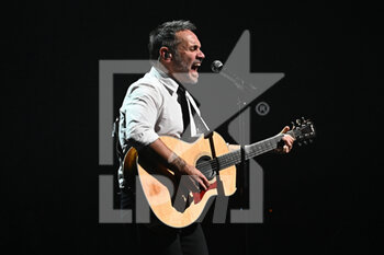 2022-12-11 - Nek singing on the stage - NEK - 5030 LIVE - CONCERTS - ITALIAN SINGER AND ARTIST