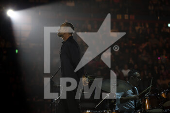 2022-12-20 - Biagio Antonacci performs live on stage during Palco Centrale Tour 2022 at  Mediolanum Forum on December 20, 2022 in Assago, Italy - BIAGIO ANTONACCI - PALCO CENTRALE TOUR  - CONCERTS - ITALIAN SINGER AND ARTIST