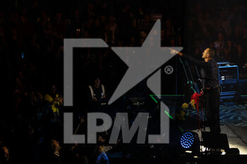 2022-12-20 - Biagio Antonacci performs live on stage during Palco Centrale Tour 2022 at  Mediolanum Forum on December 20, 2022 in Assago, Italy - BIAGIO ANTONACCI - PALCO CENTRALE TOUR  - CONCERTS - ITALIAN SINGER AND ARTIST
