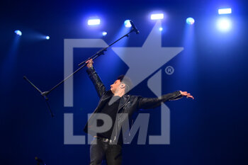 2022-12-18 - Italian singer Fabrizio Moro perform in Mediolanum Forum during La Mia Voce Tour of Tour Sul Divano in Mediolanum Forum, Assago, Lombardia, Italy, 18/12/22 - FABRIZIO MORO - LIVE MILANO - CONCERTS - ITALIAN SINGER AND ARTIST