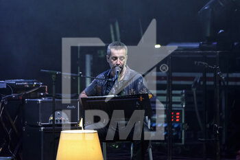 2022-12-30 - Daniele Silvestri performs during the live concert of 'Teatri 2022' Tour on December 30, 2022 at Auditorium Parco della Musica in Rome, Italy - DANIELE SILVESTRI - TEATRI 2022 - CONCERTS - ITALIAN SINGER AND ARTIST