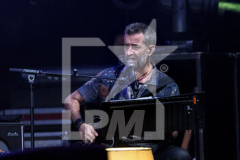 2022-12-30 - Daniele Silvestri performs during the live concert of 'Teatri 2022' Tour on December 30, 2022 at Auditorium Parco della Musica in Rome, Italy - DANIELE SILVESTRI - TEATRI 2022 - CONCERTS - ITALIAN SINGER AND ARTIST