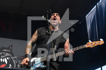 2022-06-21 - Agnostic Front - Mike Gallo - THE RUMJACKS AND AGNOSTIC FRONT OPENING BAD RELIGION - CONCERTS - SINGER AND ARTIST