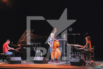2022-06-26 - Avishai Cohen Trio - AVISHAI COHEN TRIO - CONCERTS - SINGER AND ARTIST