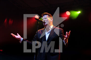 TONY HADLEY  - CONCERTS - SINGER AND ARTIST
