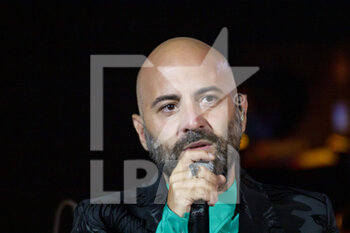 29/08/2022 - Giuliano Sangiorgi frontman of the Italian rock band Negramaro on the stage of Meraviglioso Modugno Show 2022 - MERAVIGLIOSO MODUGNO SHOW 2022 - SHOW - FESTIVAL